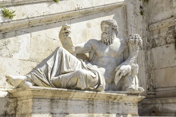 意大利 Campidoglio 广场雕塑描绘尼罗河 — 图库照片