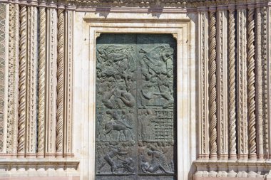 Orvieto, Umbria, İtalya katedral ve cephe detay. Merhamet ve sarmal mermer sütunlar eserlerini gösteriyor büyük bronz kapı mozaiklerle süslenmiş