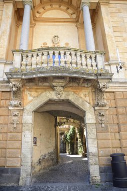 Süslü arch ve sundurma sütunlarla. Orvieto, Umbria, İtalya