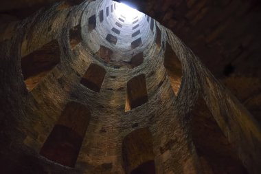 St Patrick's şey, Orvieto, İtalya. Tarihi iyi. Büyük mühendislik iş, 1547 inşa edilmiş. Derinlik 54 metre, genişliği 13 metre... özellikleri spiral merdivenler