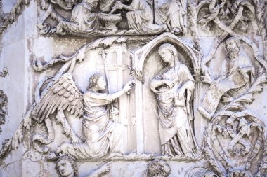Ayrıntı Duomo Orvieto, Umbria İtalya ve cephe. Mermer kısma İncil'i temsil eden bölümlerini. Duyuru