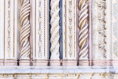 Orvieto, Umbria, İtalya katedral ve cephe detay. Sarmal mermer sütunlar mozaiklerle süslenmiş