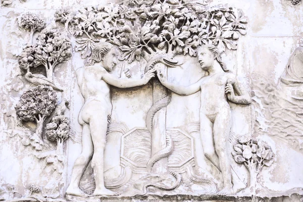 意大利奥维多大教堂的门面细节 大理石浮雕代表了圣经的情节 阿达莫和伊娃捕捉被蛇煽动的苹果 — 图库照片