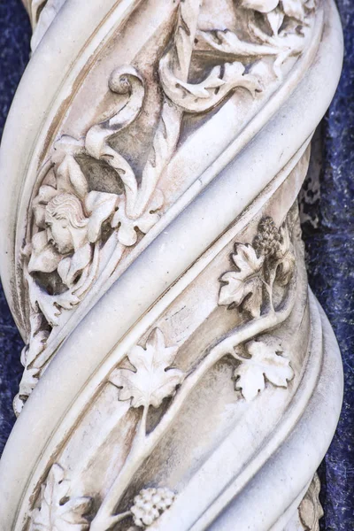 Detalhe Catedral Orvieto Úmbria Itália Coluna Mármore Espiral Com Decorações — Fotografia de Stock