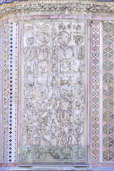 Detalj Fasaden Katedralen Orvieto Italien Marmor Basrelief Som Representerar Episoder — Stockfoto