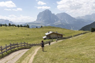 yürüyüşçüler Vadisi izi geliyor. Dolomites, Alpler, İtalya