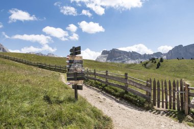 İtalya, Alpler, Dolomites. Dağ patikalarına ile Yön