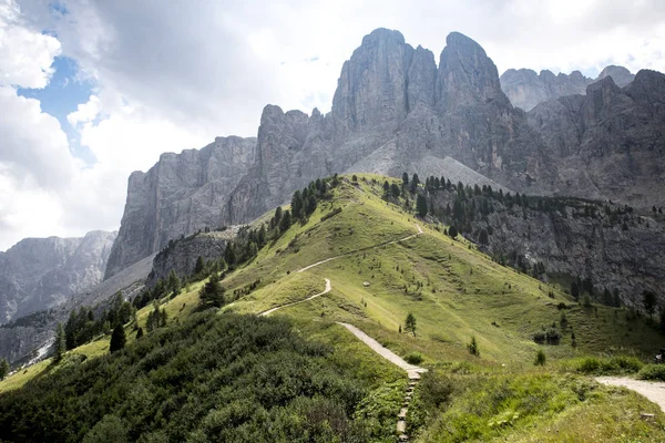 Alpler yeşil ve kayalar arasında Panoraması. Dolomites, Alpler, İtalya