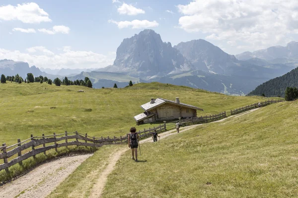 yürüyüşçüler Vadisi izi geliyor. Dolomites, Alpler, İtalya