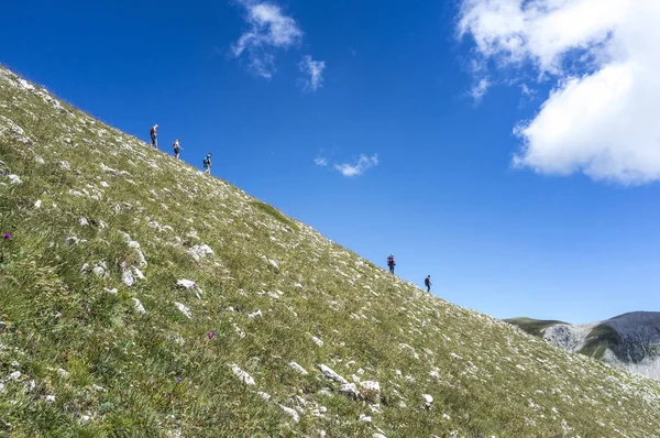 Erkek ve kadın dağ sırtı geziniyor. Apennines dağ, İtalya