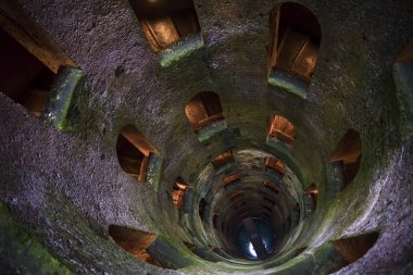 St Patrick's şey, Orvieto, İtalya. Tarihi iyi. Büyük mühendislik iş, 1547 inşa edilmiş. Derinlik 54 metre, genişliği 13 metre... özellikleri spiral merdivenler