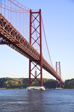San Francisco golden gate tarafından Lizbon ilham içinde Tagus Nehri üzerinde ünlü köprü 25 Nisan. Arka planda Cristo Rei heykeli