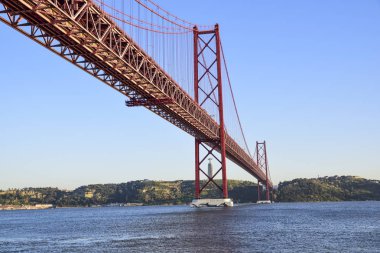 San Francisco golden gate tarafından Lizbon ilham içinde Tagus Nehri üzerinde ünlü köprü 25 Nisan. Arka planda Cristo Rei heykeli