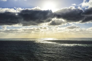 Cabo da Roca, Portekiz. Gün batımında uçurumun üzerinden Atlantik görünümünü. Avrupa'nın en batı yer.