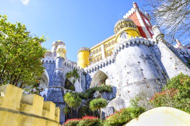 renkli Pena Sarayı ve Sintra, Lizbon güneşli bir günde kendi bahçelerinde