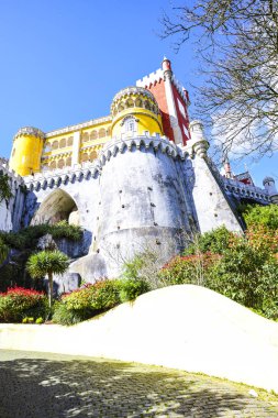 renkli Pena Sarayı ve Sintra, Lizbon güneşli bir günde kendi bahçelerinde