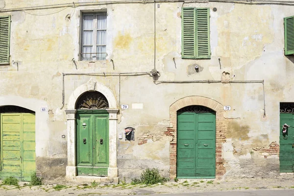 İtalya, eski şehir, antik bir binada karakteristik yeşil kapıları