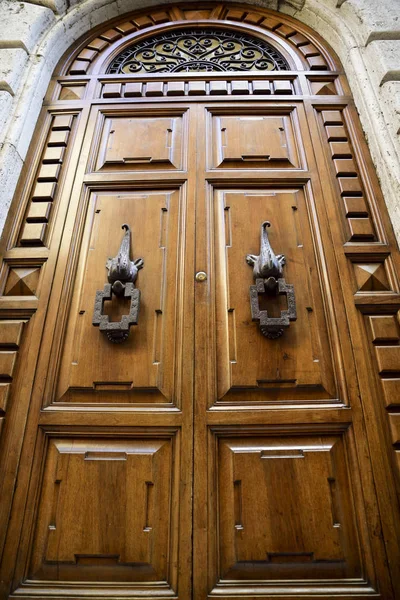 Eski tarihi bir İtalyan Saray kapısı