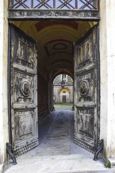 Старий Дверцями Відкриваються Дворі Стародавньої Італійський Палацу — стокове фото