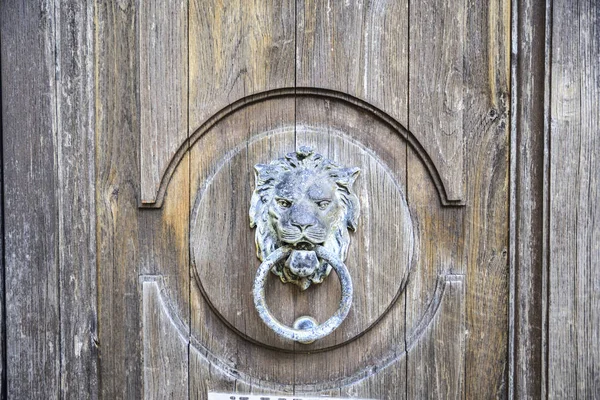 Eski Bir Ahşap Kapı Tokmağı Detay — Stok fotoğraf
