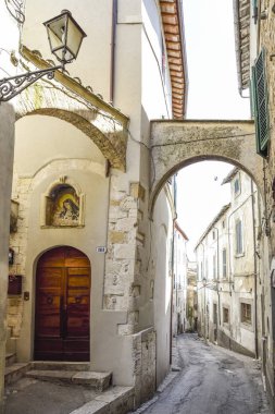 Amelia, Umbria. Oldukça İtalyan köyü. Meryem Ana yı kutsal bir görüntü ile karakteristik sokak