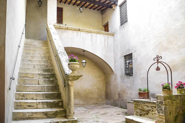 Characteristic Italian Village Ancient Courtyard Pretty Well — Stock Photo, Image