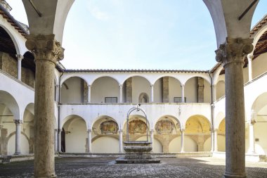 Antik Franciscan manastır sütunları ve başlıkları Korinth tarzında. Avlunun merkezinde iyi olduğunu.