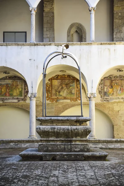 Alter Franziskanischer Kreuzgang Mit Säulen Und Kapitellen Korinthischen Stil Zentrum — Stockfoto