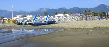 Plaj Versilia (Akdeniz), Viareggio, Toskana, İtalya dan Alpi Apuane görüntüleyin