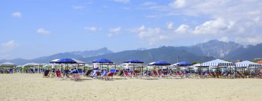 Plaj Versilia (Akdeniz), Viareggio, Toskana, İtalya dan Alpi Apuane görüntüleyin