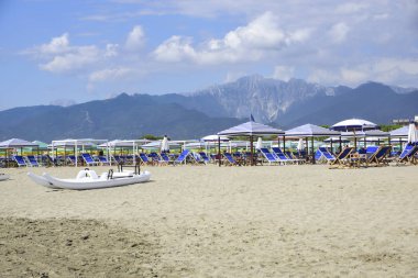 Plaj Versilia (Akdeniz), Viareggio, Toskana, İtalya dan Alpi Apuane görüntüleyin