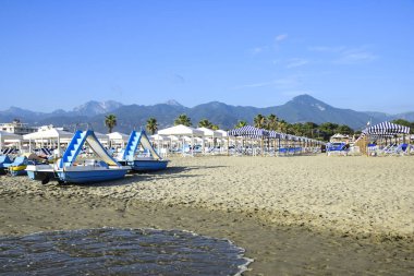 Plaj Versilia (Akdeniz), Viareggio, Toskana, İtalya dan Alpi Apuane görüntüleyin