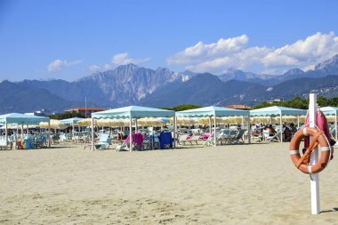Plaj Versilia (Akdeniz), Viareggio, Toskana, İtalya dan Alpi Apuane görüntüleyin