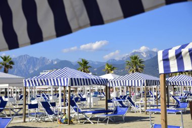 Plaj Versilia (Akdeniz), Viareggio, Toskana, İtalya dan Alpi Apuane görüntüleyin