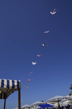 Renkli uçurtma yüksek mavi gökyüzünde uçmak