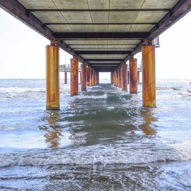 İskelenin altındaki deniz