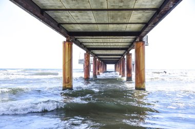 İskelenin altındaki deniz