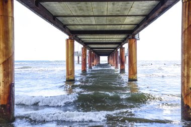 deniz pierll altında