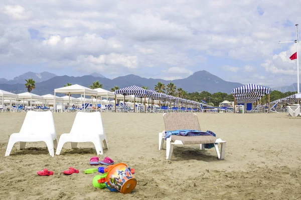 Plaj ön planda çocuklar için oyunlar ile. Arka Apuan Alps, Toskana, İtalya
