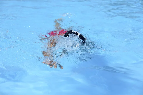 Blanke Man Zwemt Freestyle Een Buitenzwembad Een Zonnige Dag Man — Stockfoto