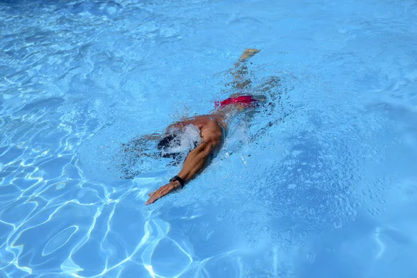 Caucasian Man Swims Freestyle Outdoor Pool Sunny Day Man Wearing — Stock Photo, Image