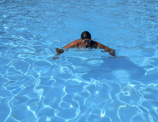 Homem Caucasiano Nada Estilo Sapo Uma Piscina Livre Dia Ensolarado — Fotografia de Stock