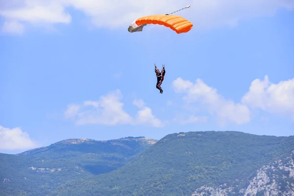 Paracaidista Desciende Contra Cielo Azul Fondo Las Montañas — Foto de Stock