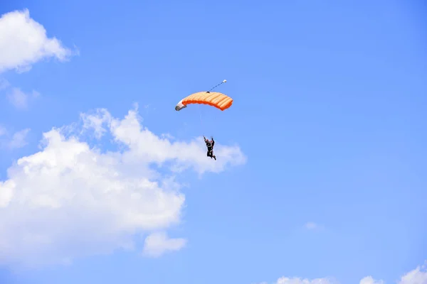 Parachutiste Descend Dans Ciel Bleu Par Une Journée Ensoleillée — Photo