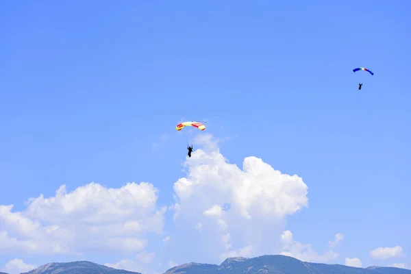 Twee Parachutisten Dalen Tegen Een Blauwe Hemel — Stockfoto