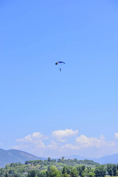 Paracaidista Prepara Para Aterrizaje Sobre Fondo Cielo Azul Las Montañas — Foto de Stock