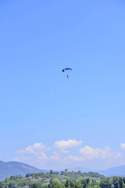 Paracaidista Prepara Para Aterrizaje Sobre Fondo Cielo Azul Las Montañas — Foto de Stock