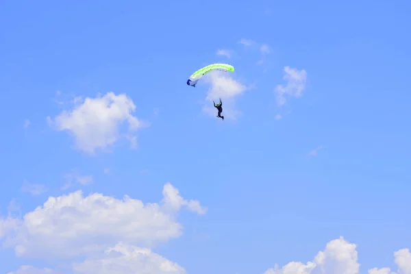 Parachutist Afdaalt Blauwe Hemel Een Zonnige Dag — Stockfoto