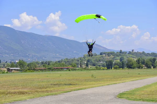 Paracaidista Con Paracaídas Verde Prepara Para Aterrizaje Sobre Fondo Cielo — Foto de Stock