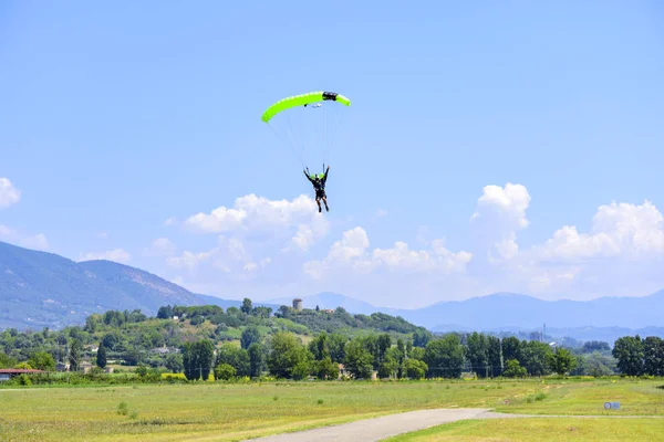 Paracaidista Con Paracaídas Verde Prepara Para Aterrizaje Sobre Fondo Cielo — Foto de Stock